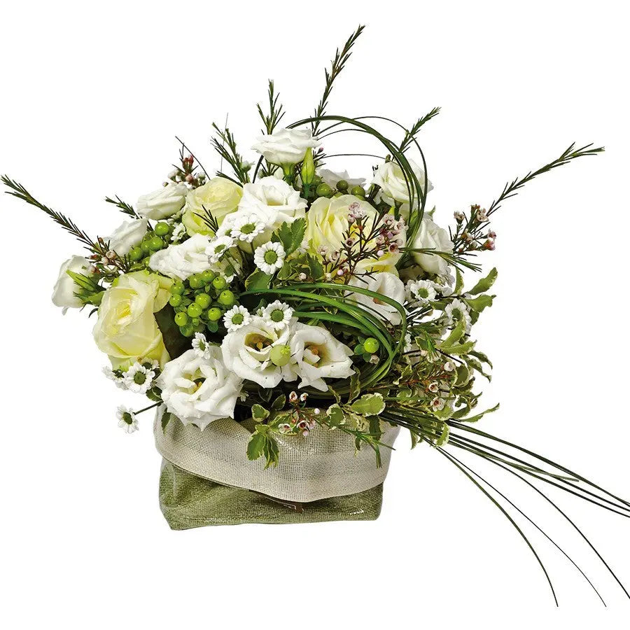 Centrotavola di fiori bianchi con lisianthus, roselline, camomilla e bacche verdi Fiori a Domicilio